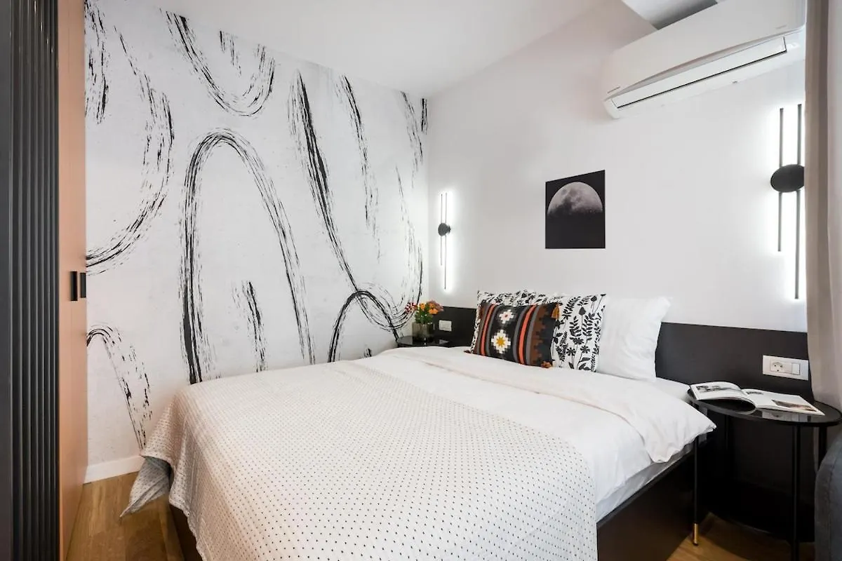 Sunny Studio - Charming Balcony - Romana Square Bukarest Apartment